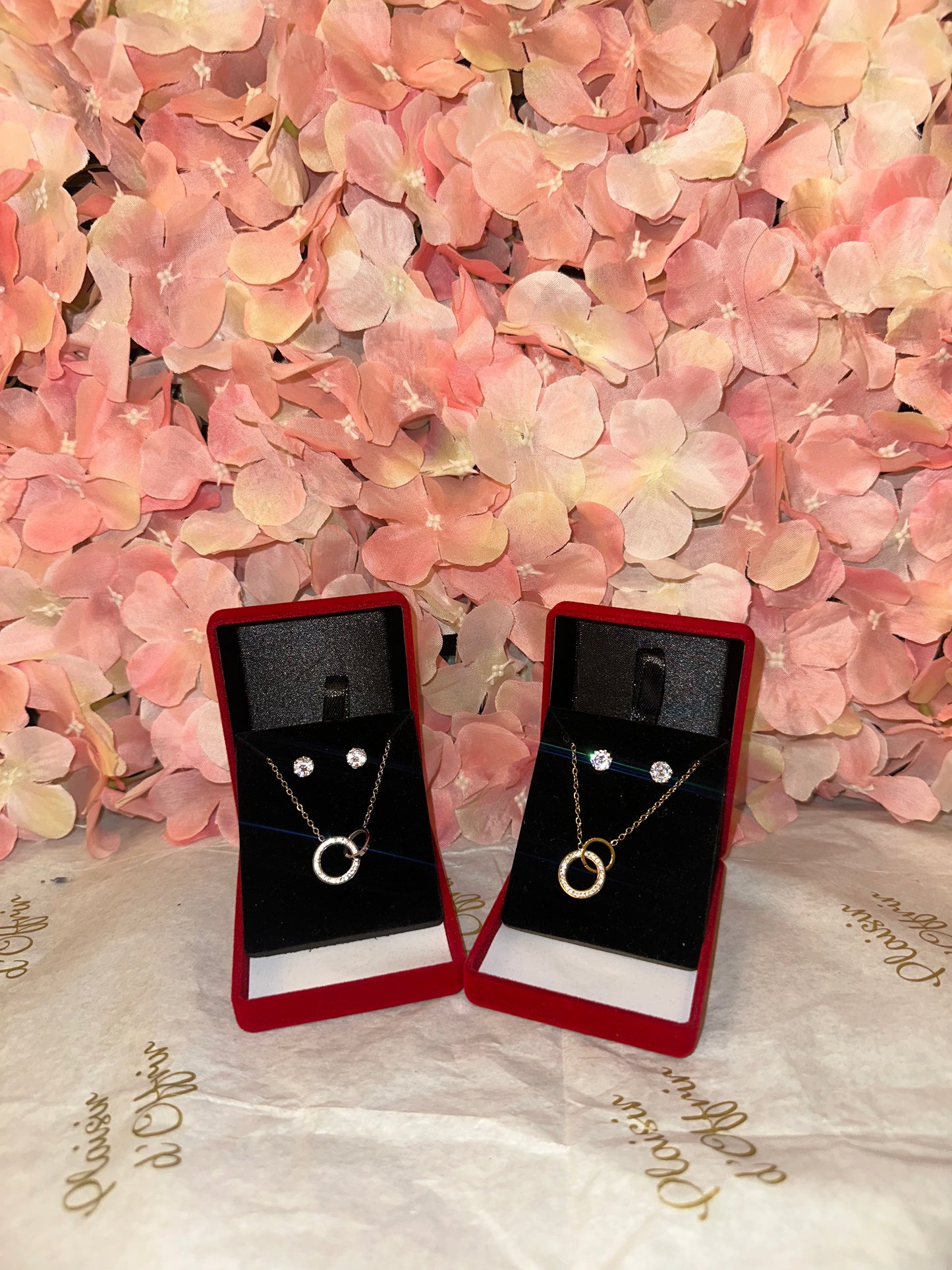 Coffret Bijoux – Collier Anneaux Entrelacés & Boucles d’Oreilles